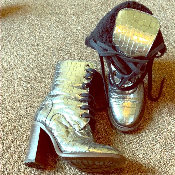 UGG Shoes - 🍁UGG Metallic Fur Lined Boots